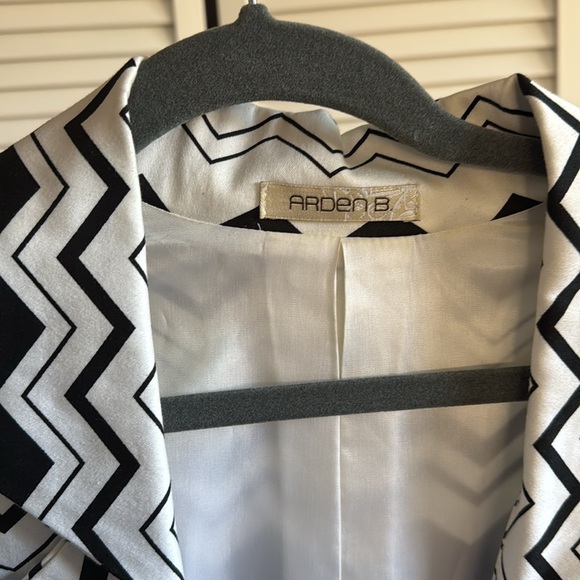 Black and white flare out dressy blazer - Picture 3 of 6